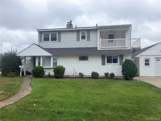 190 Meridian Road, Levittown, NY 11756