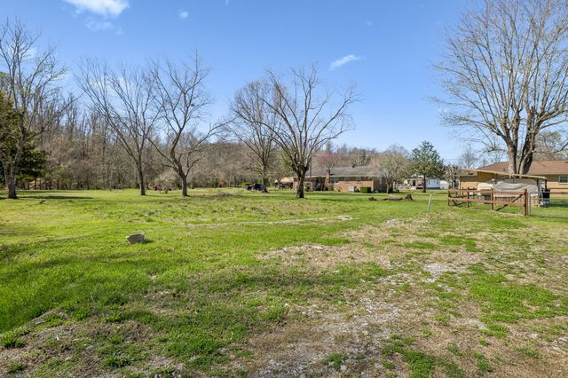 114 Sutton Ave, Waverly, TN 37185