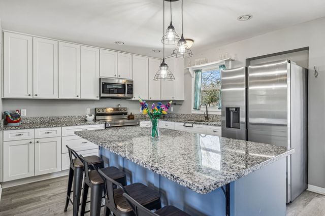 114 Sutton Ave, Waverly, TN 37185