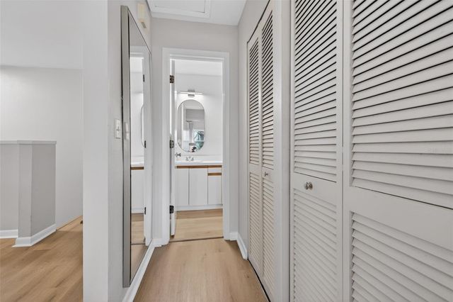 492 SANTA CRUZ PLACE NE E, St Petersburg, FL 33703