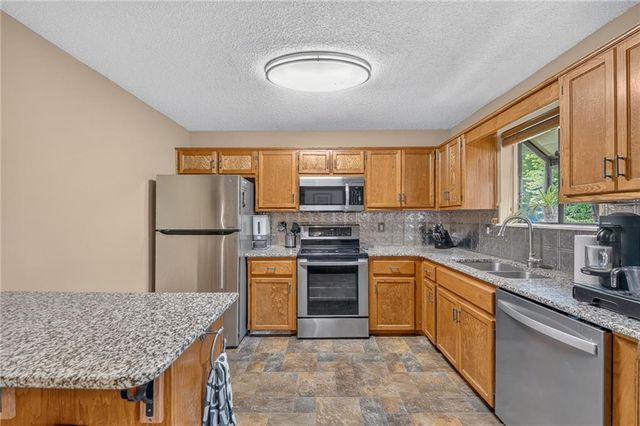 7114 NW Rhode Avenue, Kansas City, MO 64152
