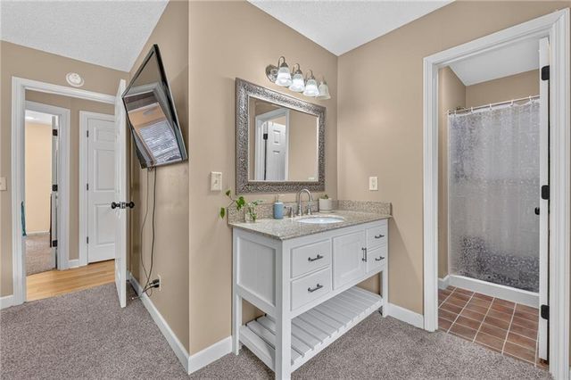 7114 NW Rhode Avenue, Kansas City, MO 64152