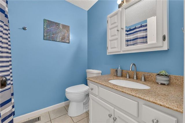 7114 NW Rhode Avenue, Kansas City, MO 64152