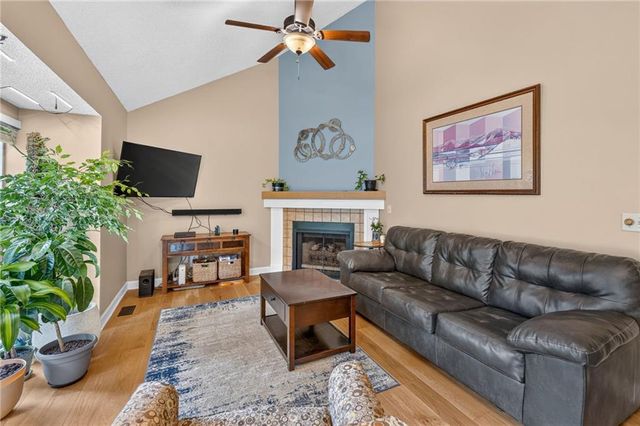 7114 NW Rhode Avenue, Kansas City, MO 64152