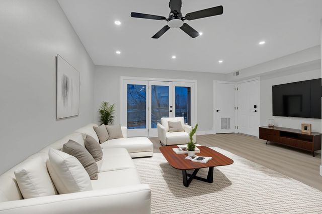 10347 Dearlove Road 302, Glenview, IL 60025