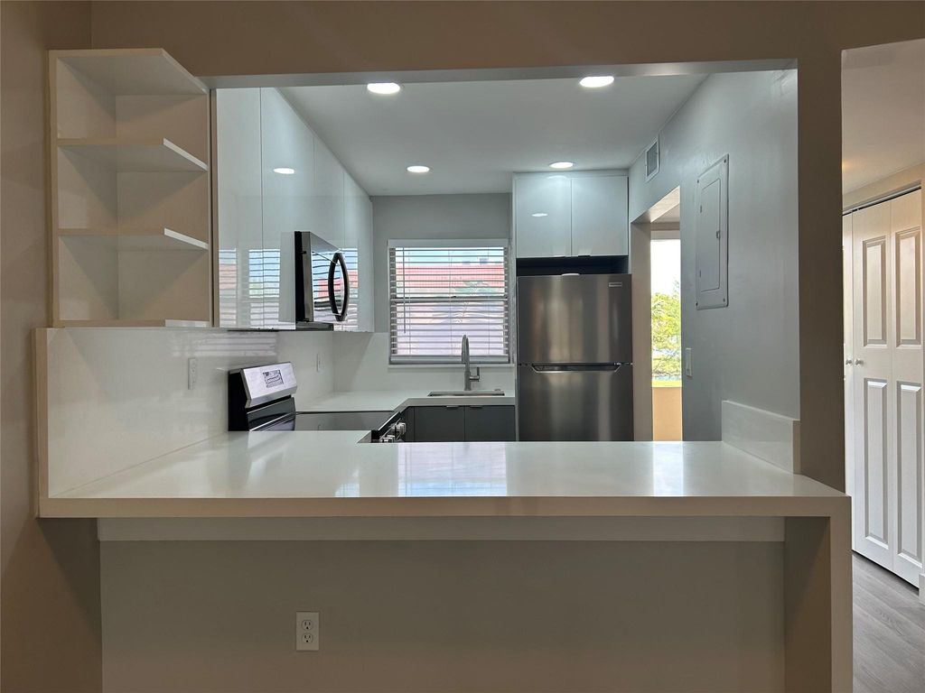 8080 N Sunrise Lakes Dr 209, Fort Lauderdale, FL 33322