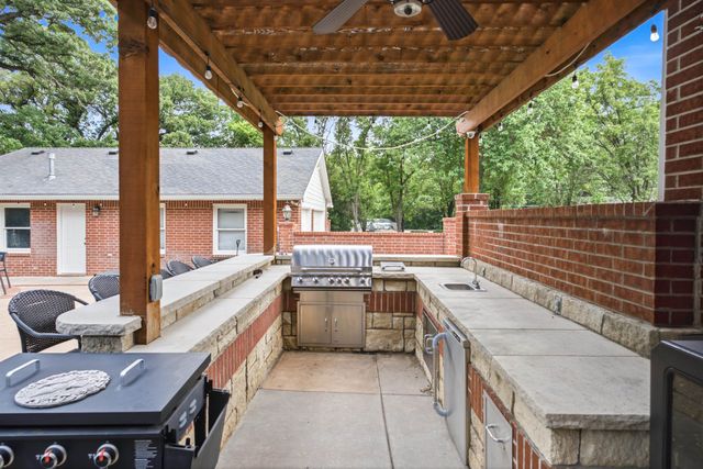 419 N Brook Forest Rd, Derby, KS 67037