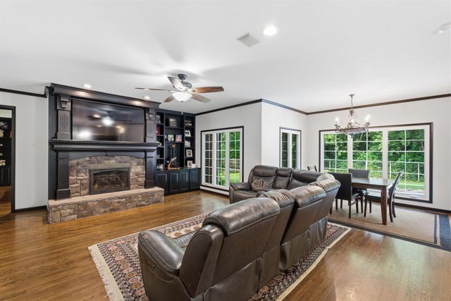 419 N Brook Forest Rd, Derby, KS 67037