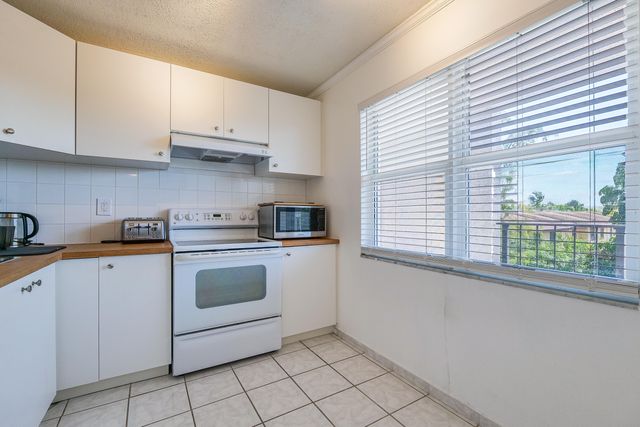 4851 NW 26th Court 336, Lauderdale Lakes, FL 33313
