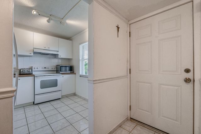 4851 NW 26th Court 336, Lauderdale Lakes, FL 33313