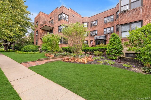 58 Grace Avenue 1G, Great Neck, NY 11021