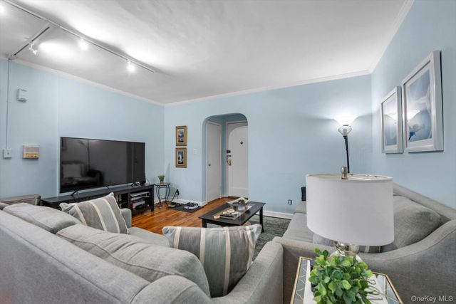 58 Grace Avenue 1G, Great Neck, NY 11021