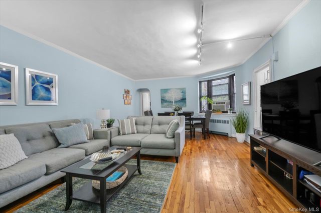 58 Grace Avenue 1G, Great Neck, NY 11021