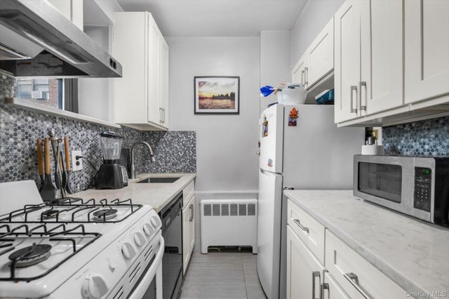 58 Grace Avenue 1G, Great Neck, NY 11021