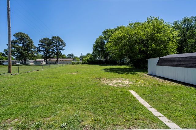 800 SW 3rd Avenue, Gravette, AR 72736