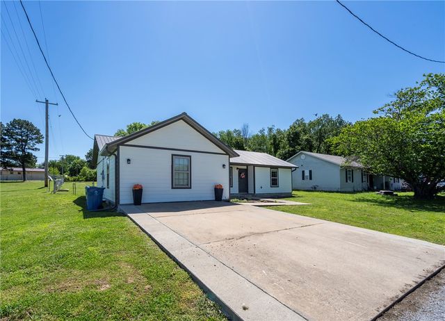 800 SW 3rd Avenue, Gravette, AR 72736