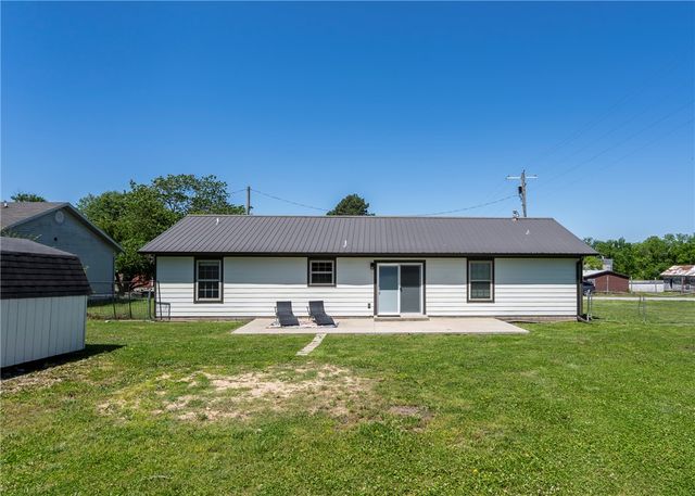 800 SW 3rd Avenue, Gravette, AR 72736