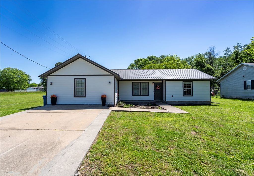 800 SW 3rd Avenue, Gravette, AR 72736
