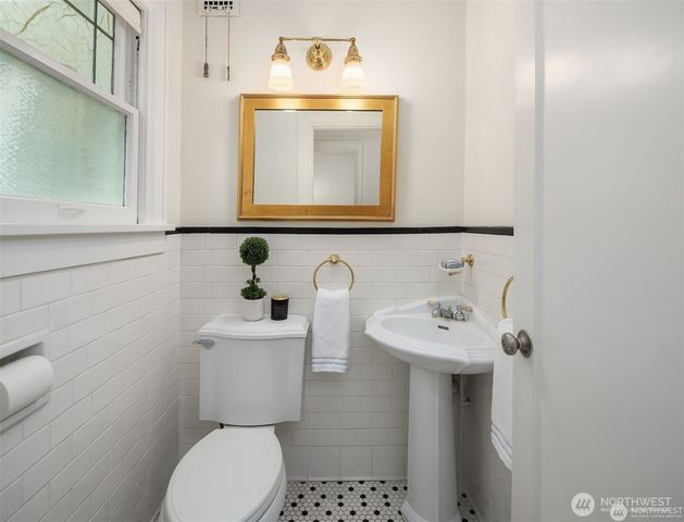 3832 48th Avenue NE, Seattle, WA 98105