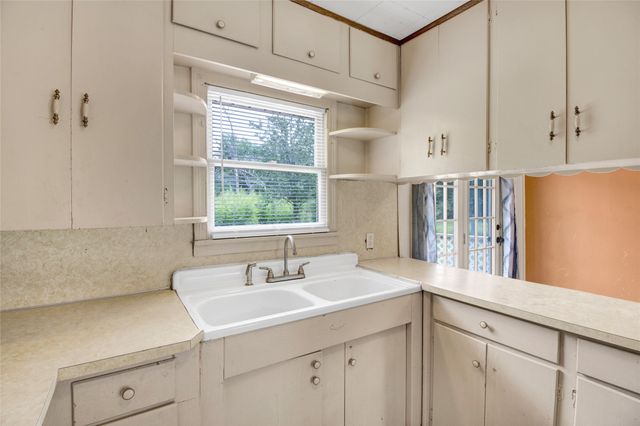 108 W Clinton Avenue, Athens, TX 75751
