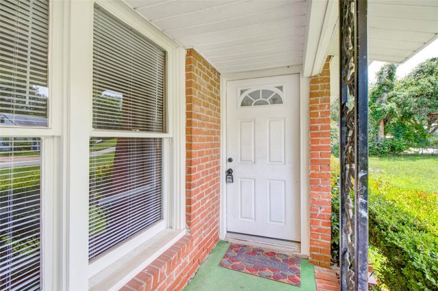 108 W Clinton Avenue, Athens, TX 75751