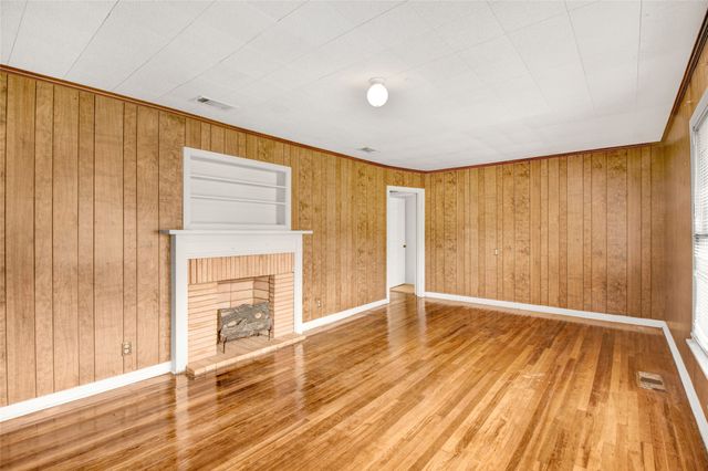 108 W Clinton Avenue, Athens, TX 75751