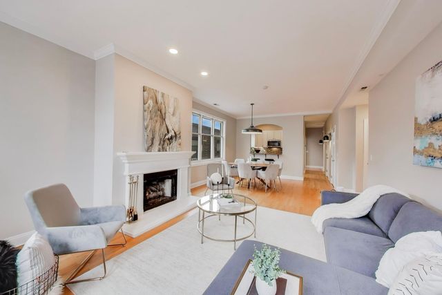 827 W BRADLEY Place 3E, Chicago, IL 60613