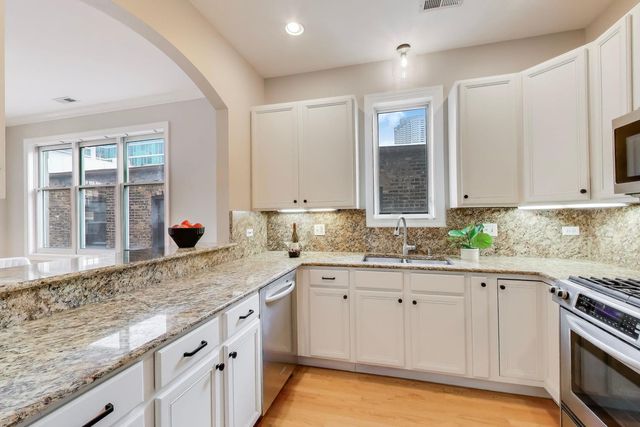 827 W BRADLEY Place 3E, Chicago, IL 60613