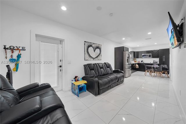 9365 SW 44th St, Miami, FL 33165