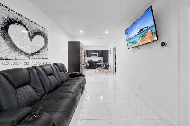 9365 SW 44th St, Miami, FL 33165