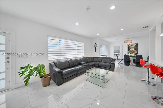 9365 SW 44th St, Miami, FL 33165