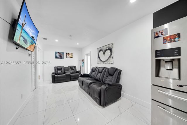 9365 SW 44th St, Miami, FL 33165