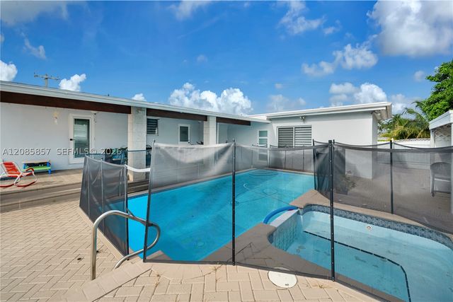 9365 SW 44th St, Miami, FL 33165