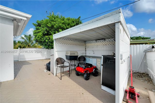 9365 SW 44th St, Miami, FL 33165