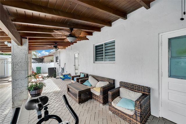 9365 SW 44th St, Miami, FL 33165