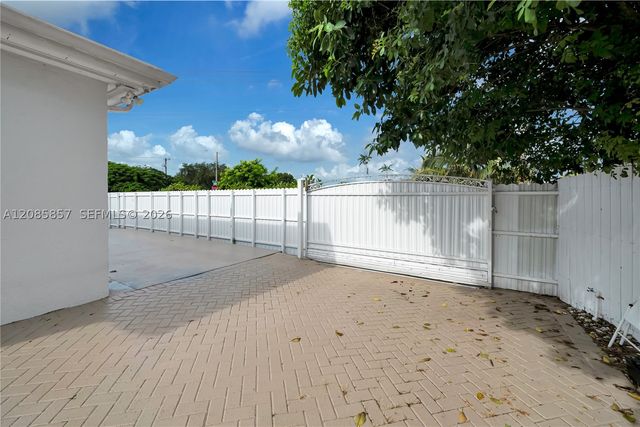 9365 SW 44th St, Miami, FL 33165