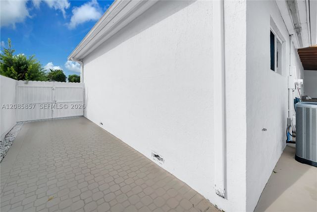 9365 SW 44th St, Miami, FL 33165