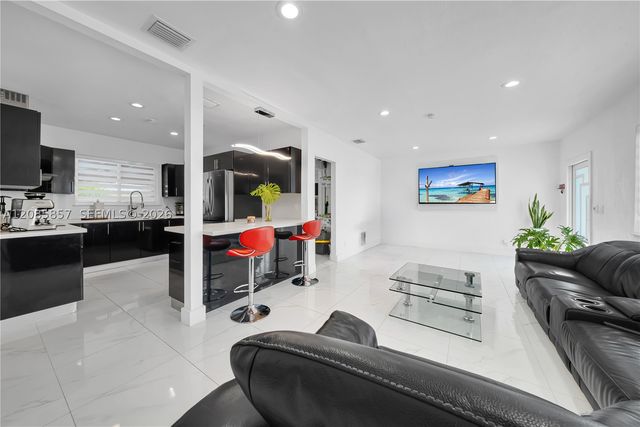 9365 SW 44th St, Miami, FL 33165
