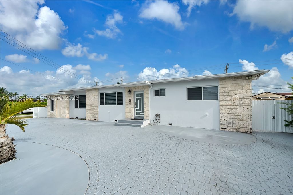 9365 SW 44th St, Miami, FL 33165