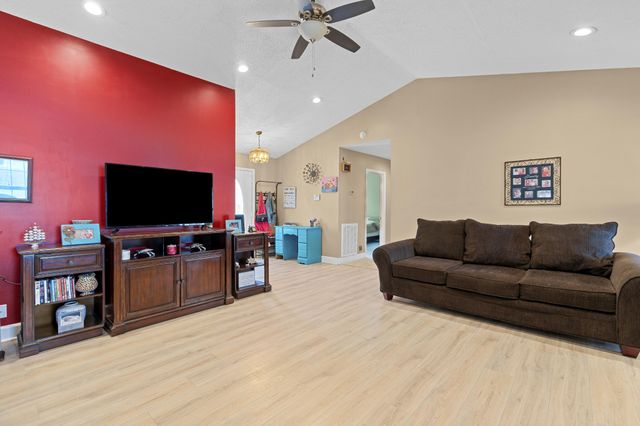 76 Lakeshore Dr, Beechgrove, TN 37018