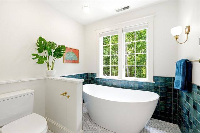 36 Sovereign Way, Northampton, MA 01062