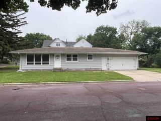 214 S 10th Street, St. James, MN 56081
