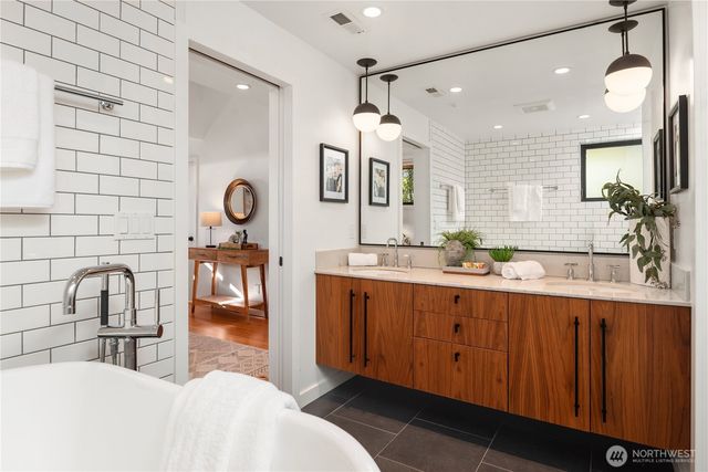 3350 58th Avenue SW, Seattle, WA 98116