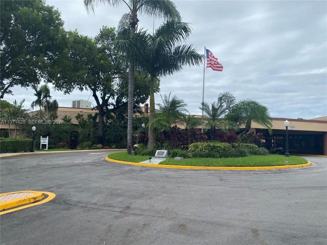 9041 Sunrise Lakes Blvd 303, Sunrise, FL 33322