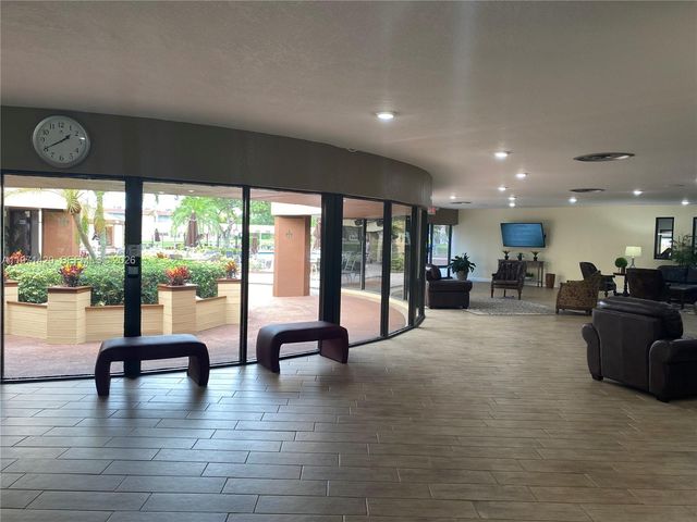 9041 Sunrise Lakes Blvd 303, Sunrise, FL 33322