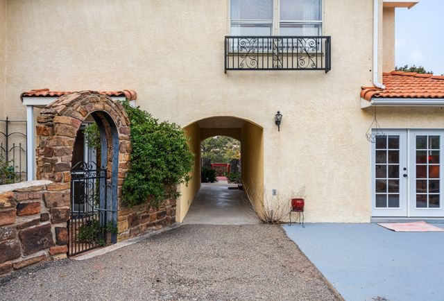 37 Paseo Del Pinon, Santa Fe, NM 87508