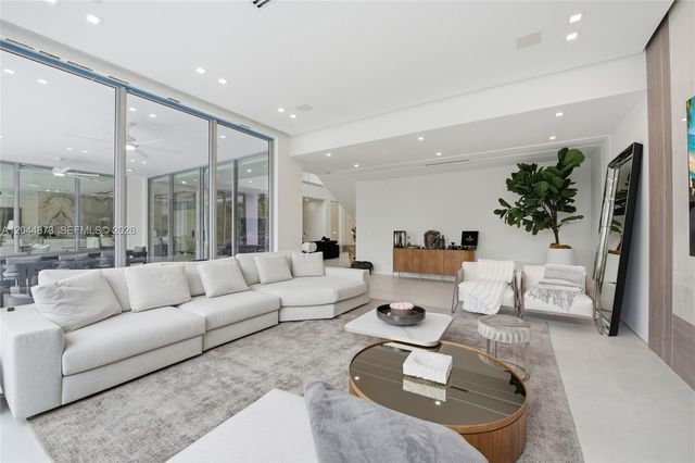 91 Fiesta Way, Fort Lauderdale, FL 33301