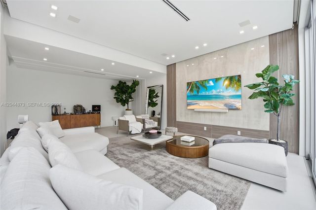 91 Fiesta Way, Fort Lauderdale, FL 33301