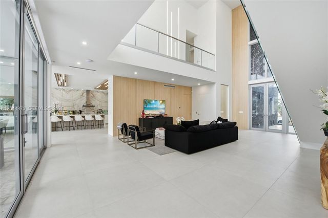 91 Fiesta Way, Fort Lauderdale, FL 33301