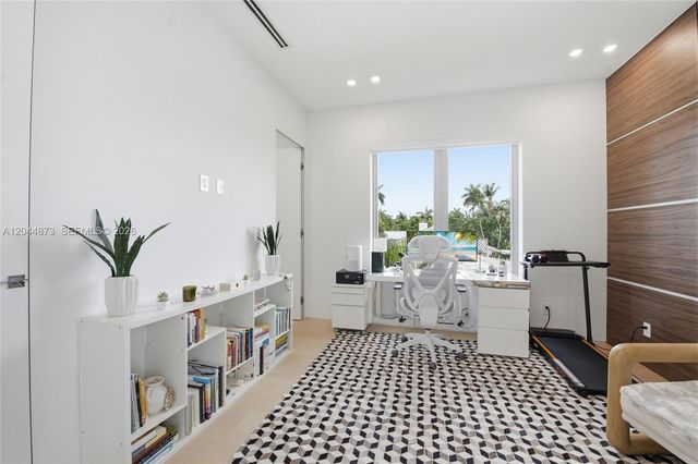91 Fiesta Way, Fort Lauderdale, FL 33301